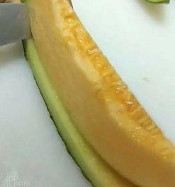 吃蜜瓜的视频儿童,宝宝品尝蜜瓜的欢乐时光