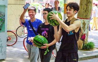 学校里的吃瓜视频,那些隐藏在镜头后的校园趣事