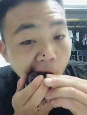 帅哥吃瓜哭了视频大全,盘点那些让人心疼的吃瓜瞬间