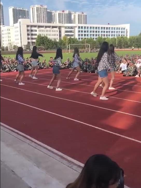 军训跳舞吃瓜视频播放大全,舞蹈与吃瓜齐飞，欢乐瞬间大盘点