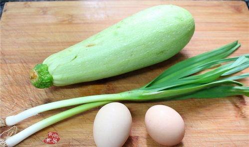 韩国女孩吃蜜瓜视频,夏日美味瞬间走红