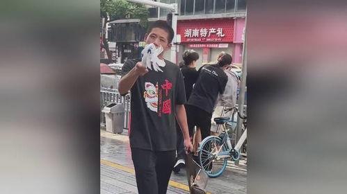 路边男子吃瓜拍视频,男子边吃瓜边拍视频，引发网友热议