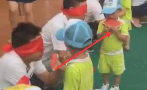 幼儿园亲子吃瓜的视频,幼儿园吃瓜视频萌态满满