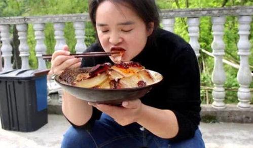 苗阿朵吃瓜太甜视频