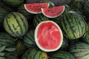 花钱买吃瓜视频,消费主义下的“吃瓜”狂欢：花钱观看视频，你真的“吃”到了什么？