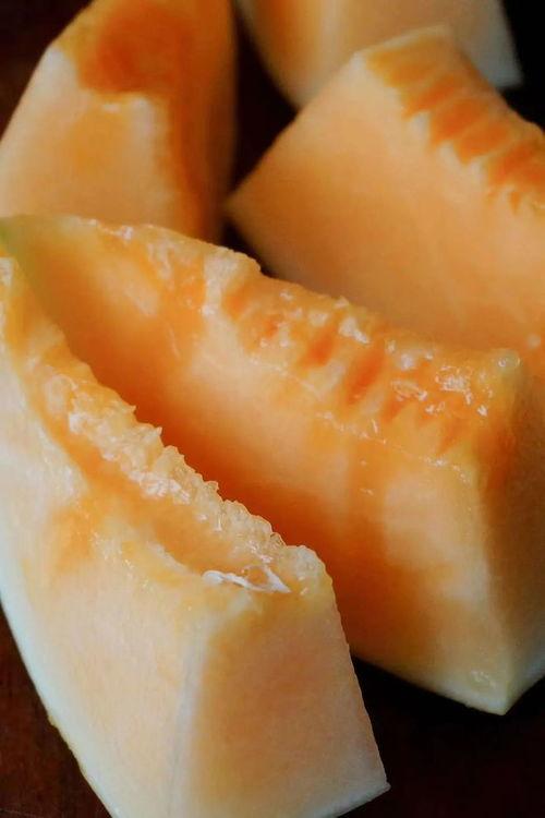 甘肃老人吃蜜瓜视频,甘肃老人甜蜜蜜瓜时光